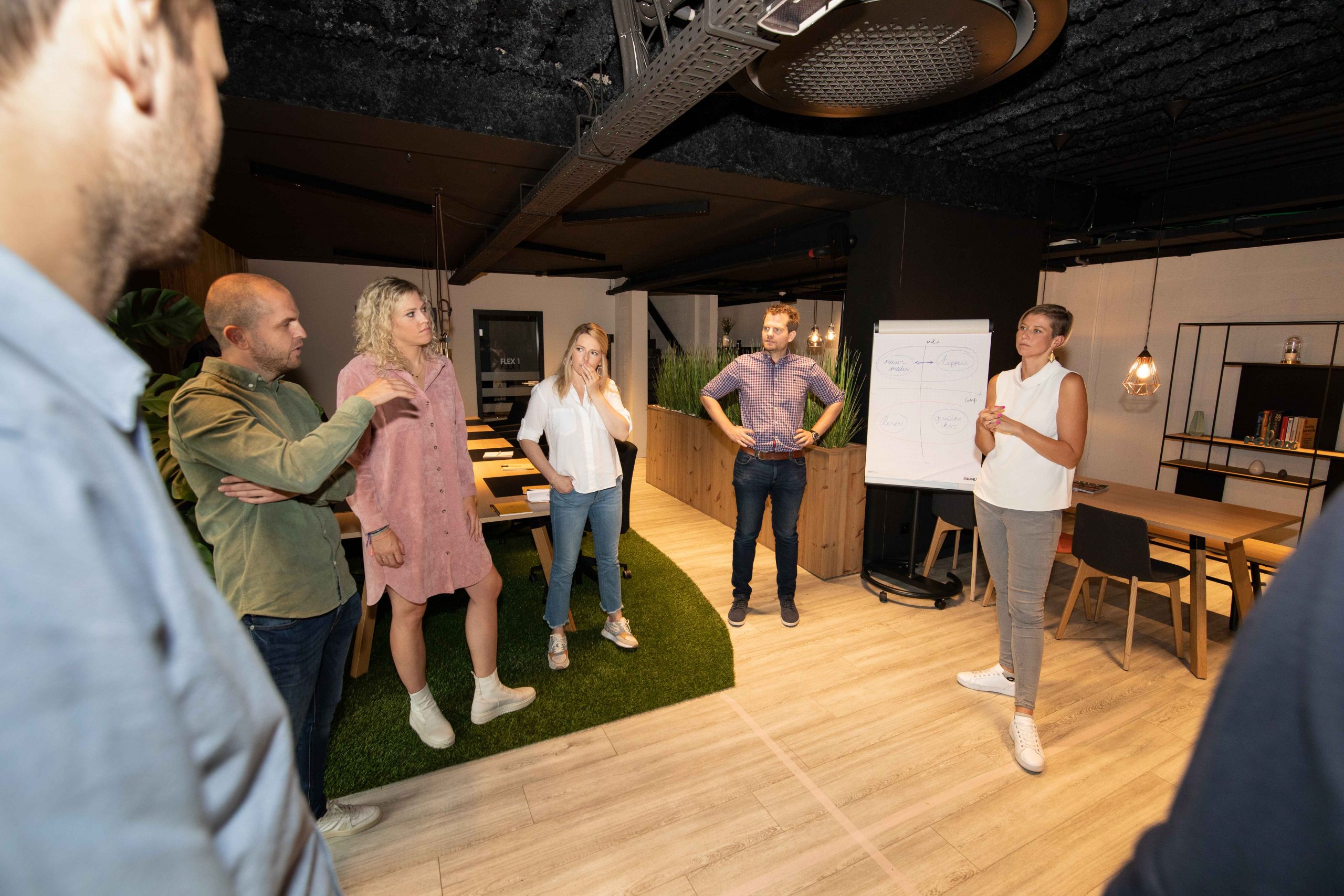 groep mensen die rechtstaan als oefening tijdens een leadership training van 4Result